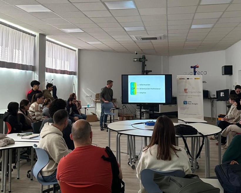 El alumnado de Asistencia a la Dirección visita el Departamento de IOPE para preparar nuevos retos profesionales