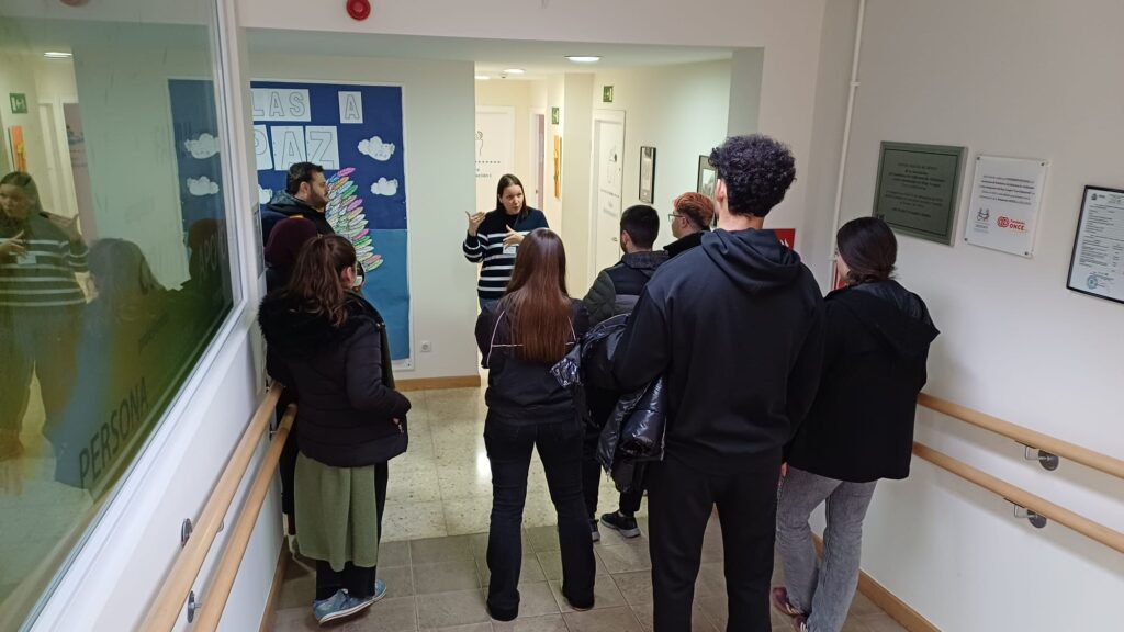 2º de Superior de Asistencia a la Dirección de CPIFP Bajo Aragón escuchando una charla sobre lo que es el Alzheimer. 