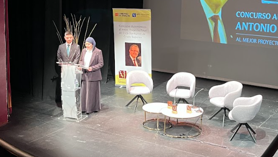 Presentadores del acto en la X Edición del Concurso de Antonio Diestre en Alcañiz. CPIFP Bajo Aragón.